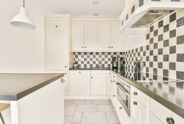 Modern style kitchen with contrasting checkered style tile backsplash