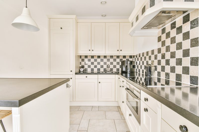 Modern style kitchen with contrasting checkered style tile backsplash
